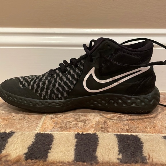 nike basketball shoes youth size 7